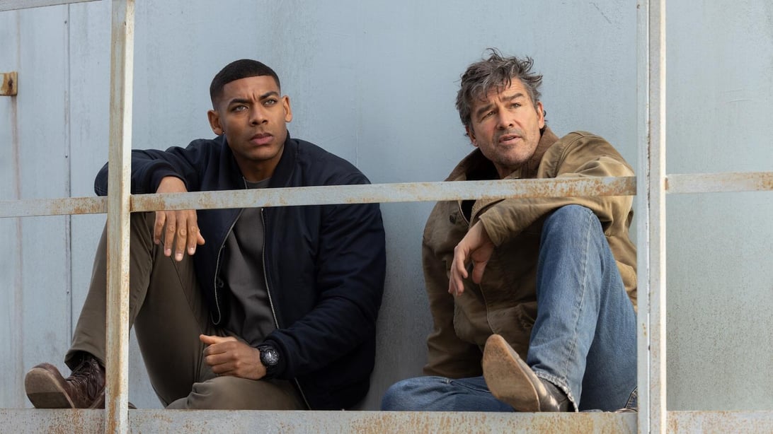 Aaron Pierre et Kyle Chandler dans la serie Lanterns de HBO Max