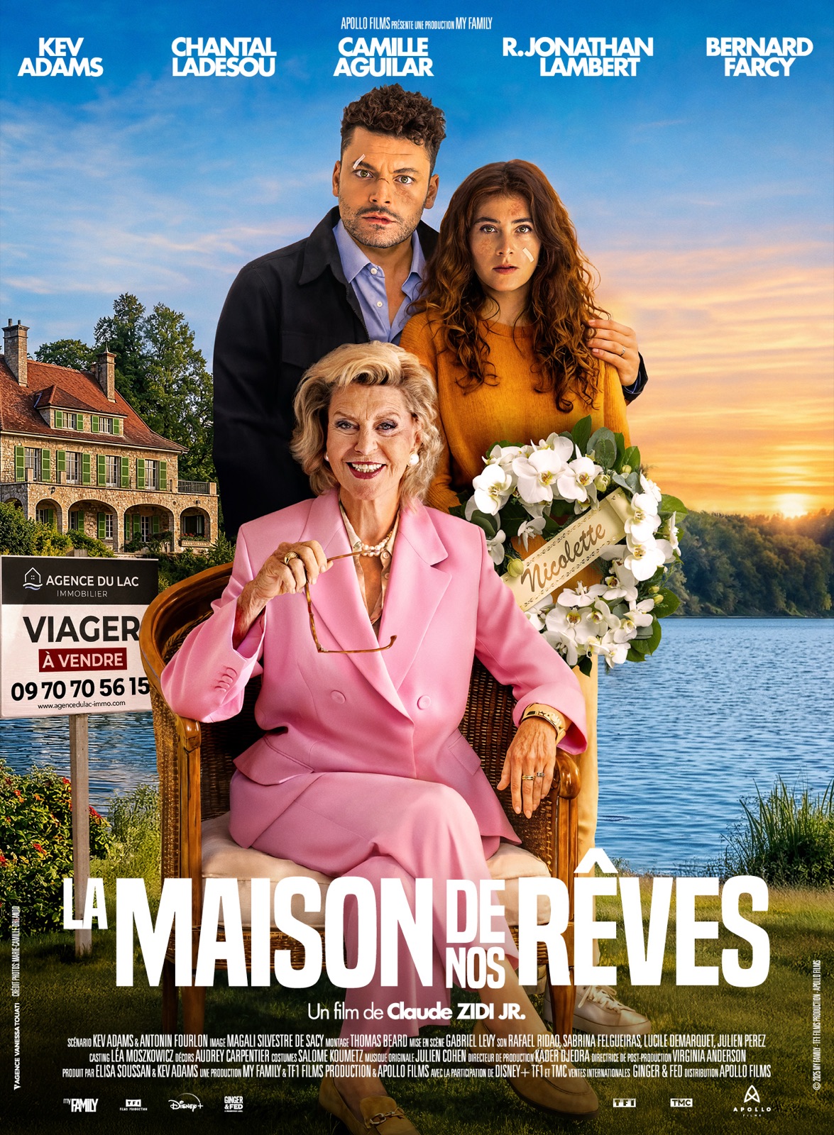 Affiche du film La Maison de nos rêves avec Kev Adams, Chantal Ladesou et Camille Aguilar devant une maison au bord d'un lac et un panneau viager
