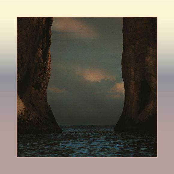 Pochette de l'album I Wrote You A Letter de M83 : deux falaises sombres encadrant la mer au crépuscule