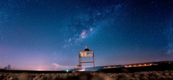 Voie lactée au-dessus d'une plage de nuit, ciel étoilé d'été