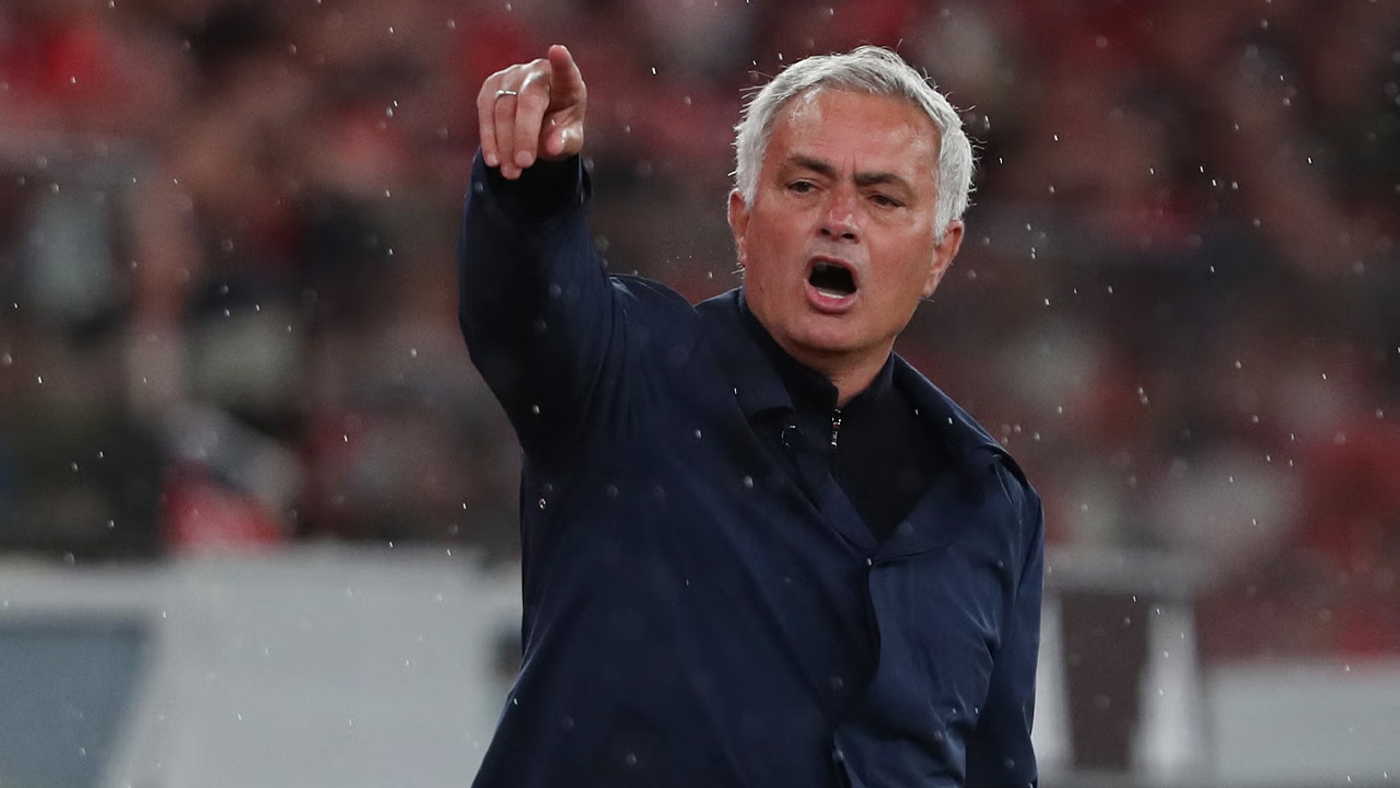 José Mourinho au bord du terrain, pointant du doigt et donnant des consignes