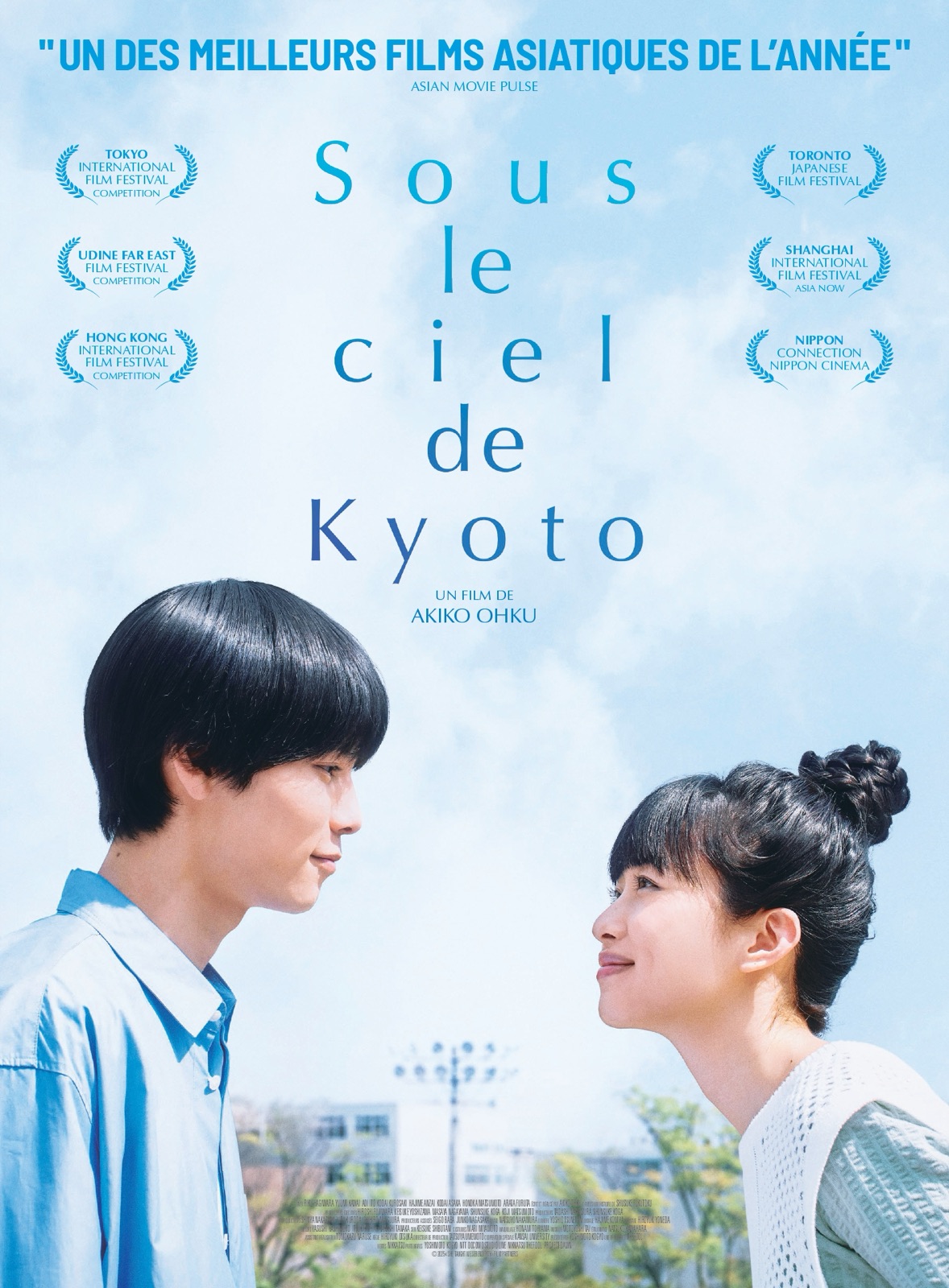 Affiche du film Sous le ciel de Kyoto d'Akiko Ohku, Toru et Hana face a face sous un ciel bleu