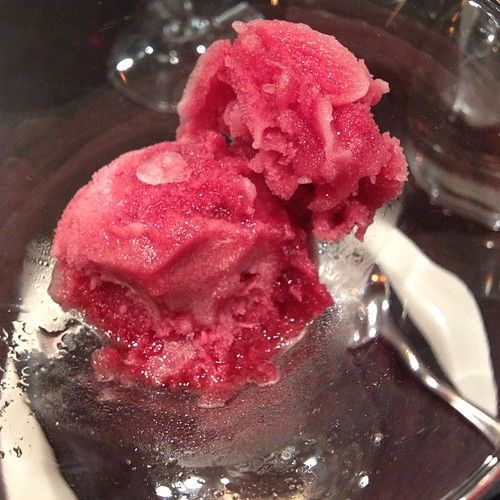 Boules de sorbet aux fruits rouges dans une coupe en verre avec une cuillère