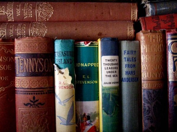 Pile de romans classiques posés pour les lectures d'été