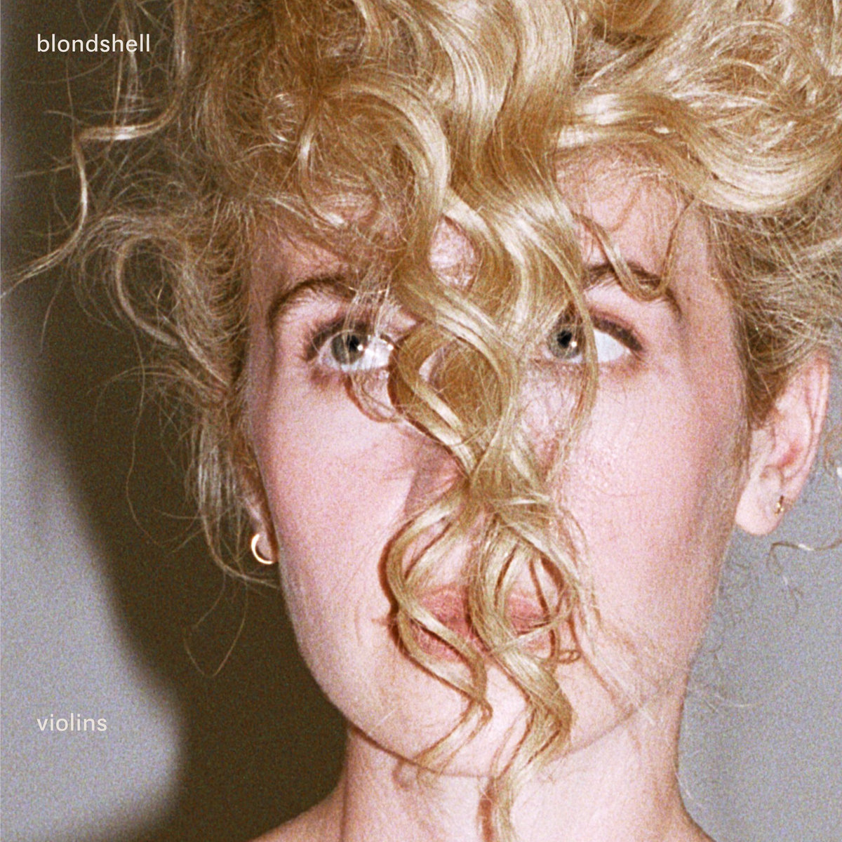 Pochette de l'album Violins de Blondshell : gros plan sur un visage aux cheveux blonds bouclés