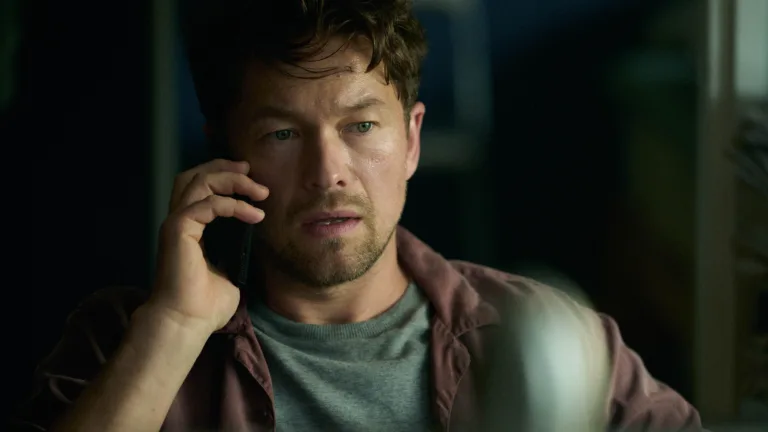 Jakob Oftebro dans le rôle de l'enquêteur Thomas Berg au téléphone dans la série Blood Sacrifice