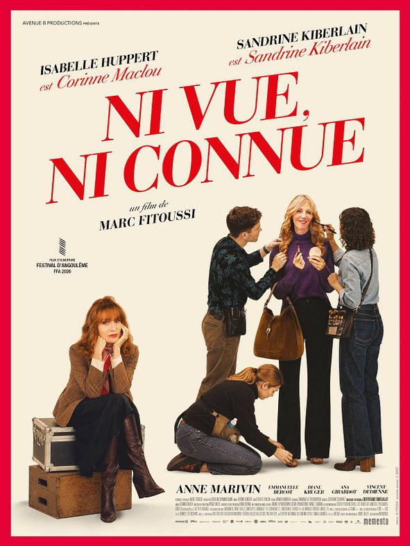 Affiche du film Ni vue, ni connue : Isabelle Huppert assise seule sur une malle de tournage pendant qu'une équipe s'affaire autour de Sandrine Kiberlain