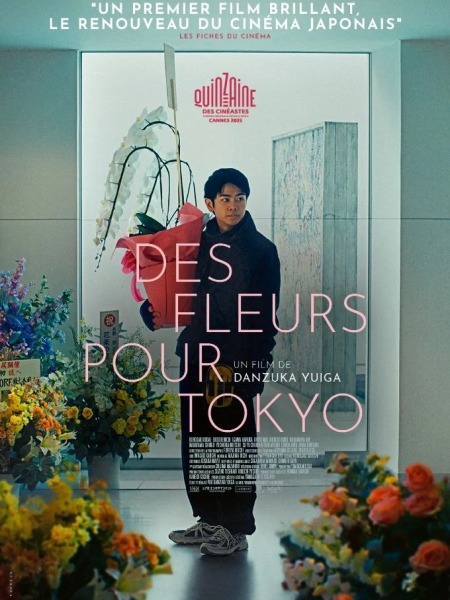 Affiche du film Des Fleurs pour Tokyo : un jeune homme tient un bouquet, entoure de fleurs, dans un interieur clair