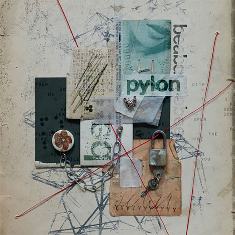 Pochette de l'album Pylon de Beabadoobee, un collage avec cadenas, chaîne et fils rouges