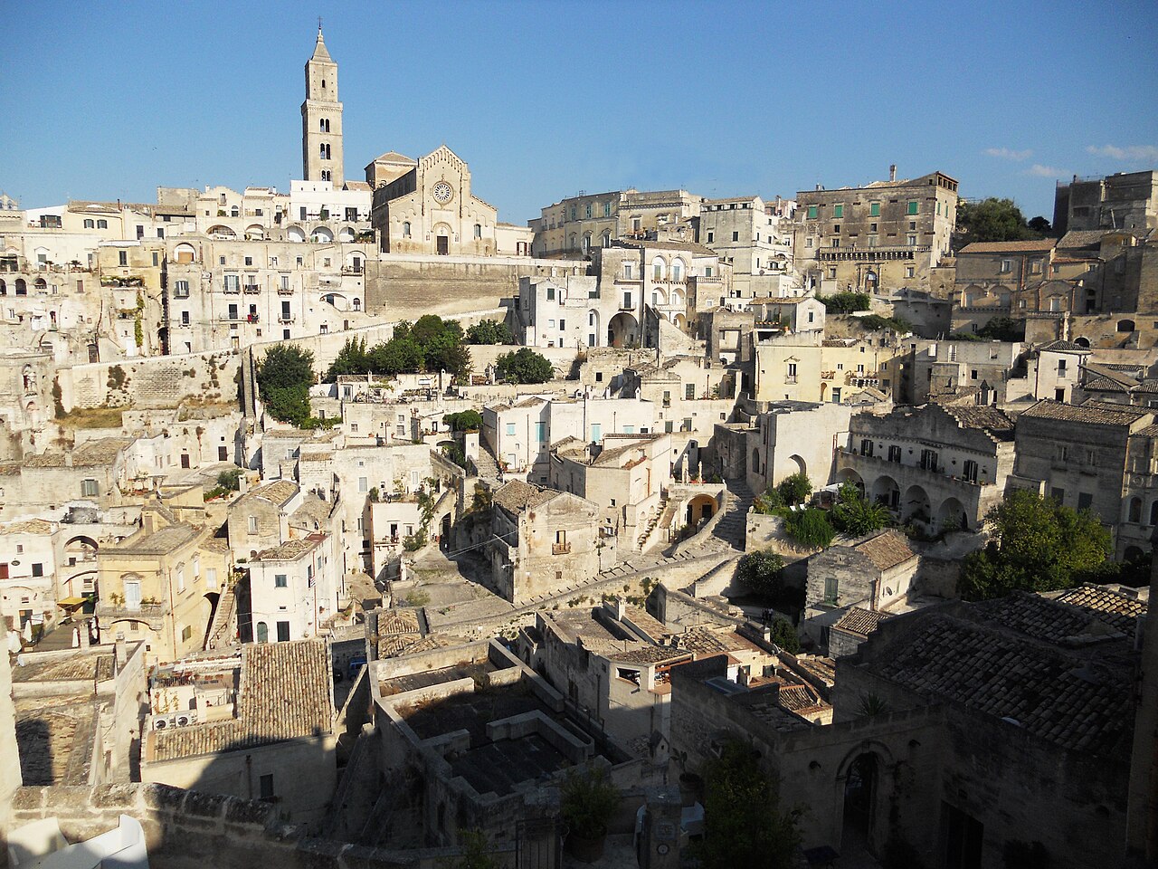 Vue sur les Sassi de Matera et la cathédrale, en Basilicate (Italie)
