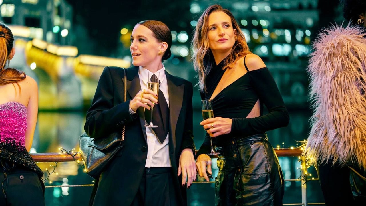 Camille Cottin, verre a la main lors d'une soiree, dans le film Netflix Dix pour cent