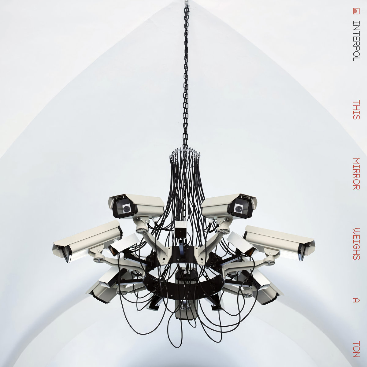 Pochette de l'album This Mirror Weighs a Ton d'Interpol : un lustre sculpté à partir de caméras de surveillance