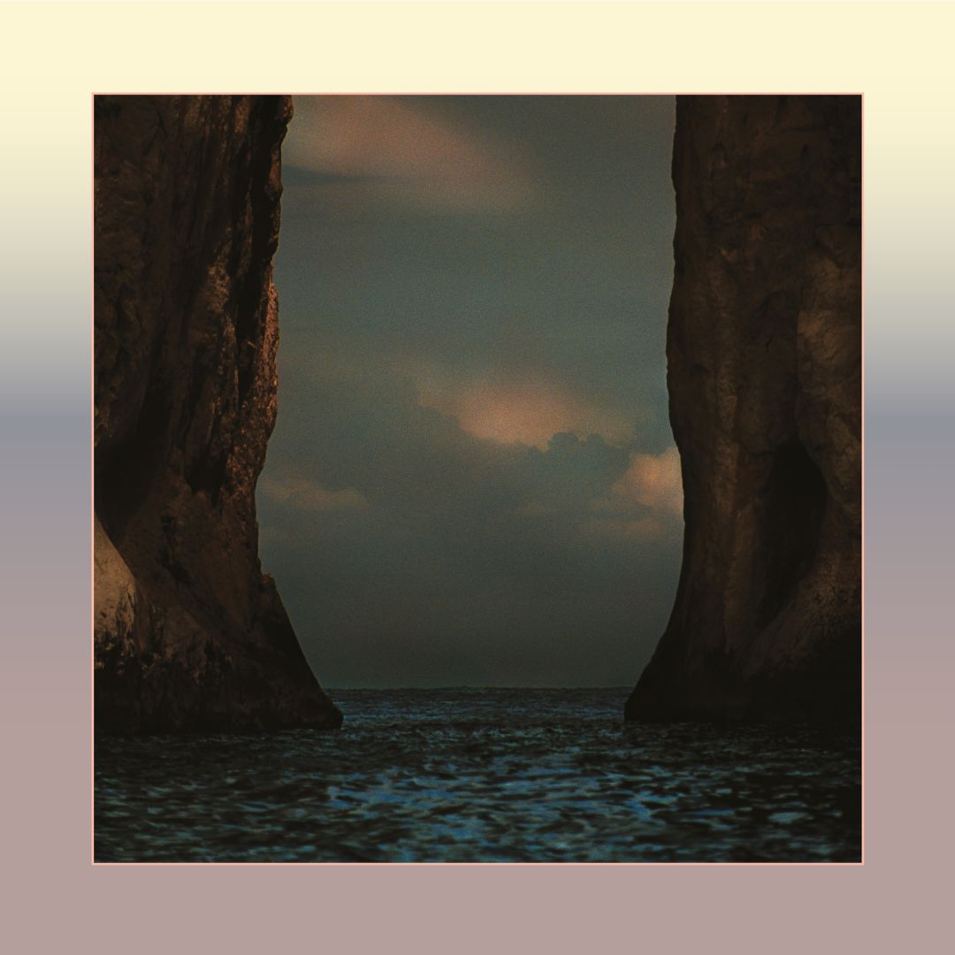 Pochette de l'album I Wrote You A Letter de M83 : deux falaises rocheuses encadrant une mer calme au crépuscule
