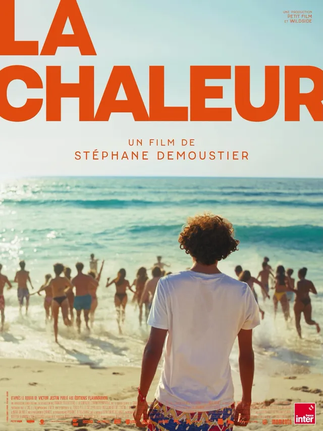 Affiche du film La Chaleur de Stéphane Demoustier : un adolescent de dos sur une plage des Landes regarde des jeunes courir vers l'océan