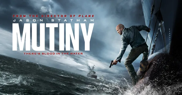 Affiche officielle du film Mutiny : Jason Statham, arme au poing, escalade la coque d'un cargo au-dessus d'une mer déchaînée
