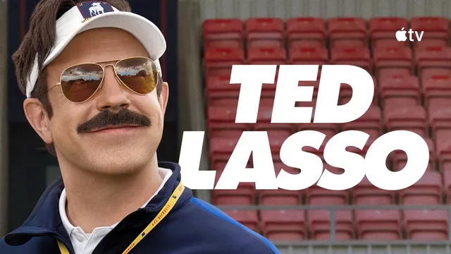 Ted Lasso, casquette et lunettes de soleil, devant les gradins rouges du stade de l'AFC Richmond, visuel officiel de la saison 4 Apple TV+