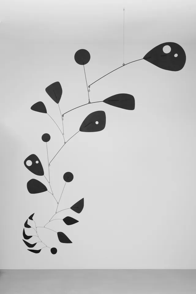 Mobile suspendu d'Alexander Calder, formes noires en équilibre, présenté pour la rétrospective de la Fondation Louis Vuitton
