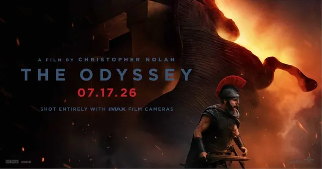 Visuel officiel du film L'Odyssée de Christopher Nolan, avec un guerrier casqué devant le cheval de Troie en flammes