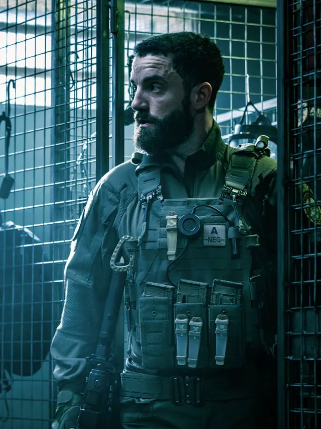 Tomer Sisley en tenue d'assaut du GIGN dans la serie Netflix