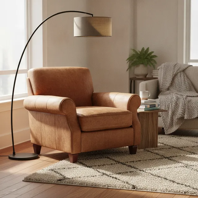 Un fauteuil en cuir, un lampadaire et un tapis dans un salon cosy baigné de lumière naturelle