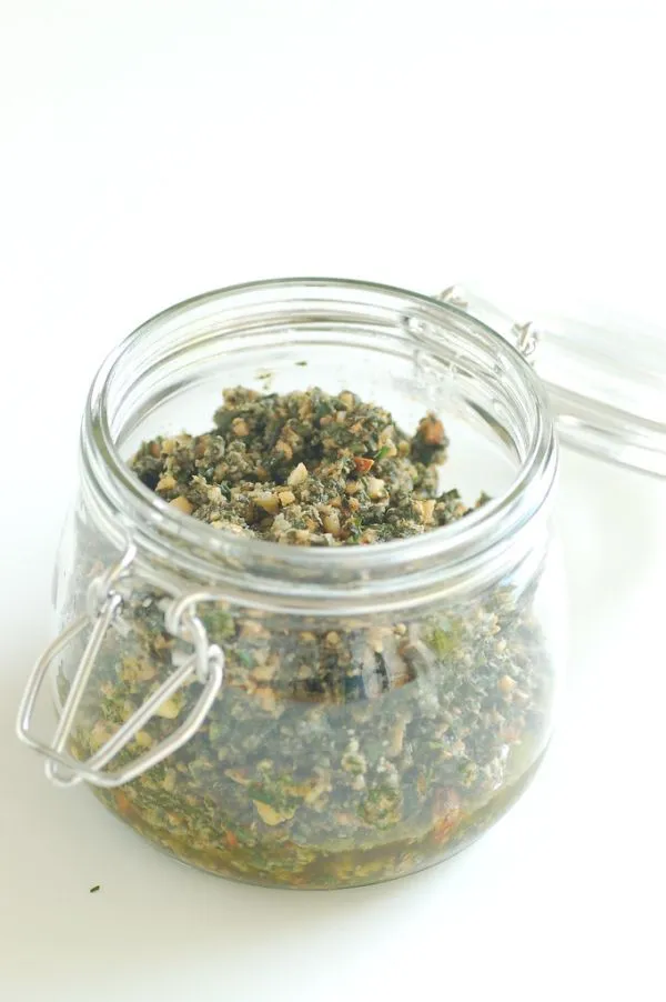 Pesto maison au basilic dans un bocal en verre