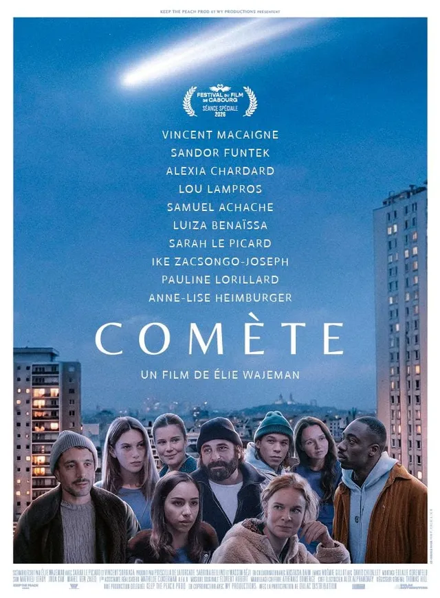 Affiche du film Comète d'Élie Wajeman : une comète traverse le ciel bleu nuit au-dessus des immeubles parisiens, la troupe de comédiens regarde vers le haut