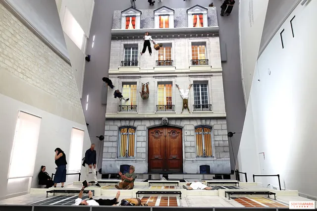 Installation Batiment de Leandro Erlich au Grand Palais : une facade d'immeuble haussmannien posee au sol, reflechie par un miroir incline, avec des visiteurs accroches aux balcons