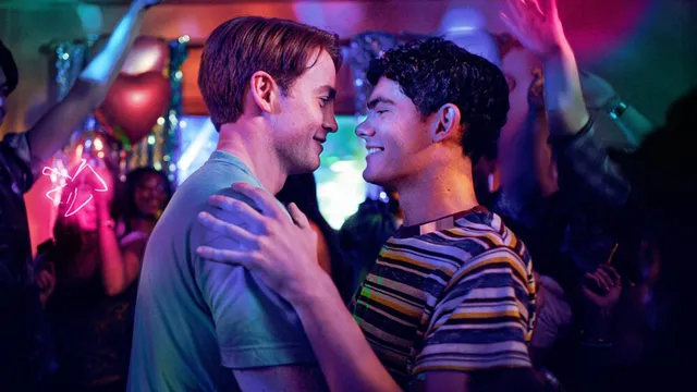 Nick et Charlie enlaces et souriants sur la piste de danse dans Heartstopper Forever