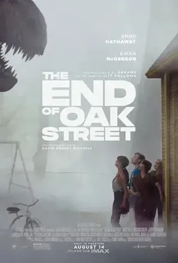 Affiche officielle du film The End of Oak Street de David Robert Mitchell, avec Anne Hathaway et Ewan McGregor